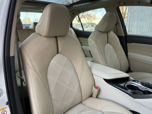 Used 2018 Toyota Camry XLE image 23