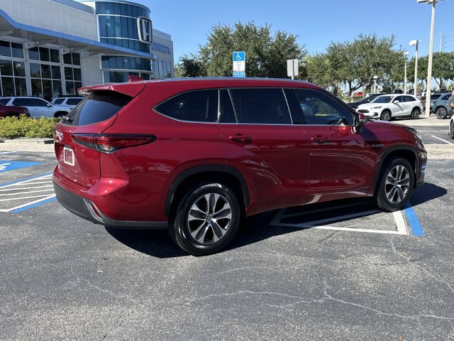 Used 2021 Toyota Highlander XLE FWD image 4
