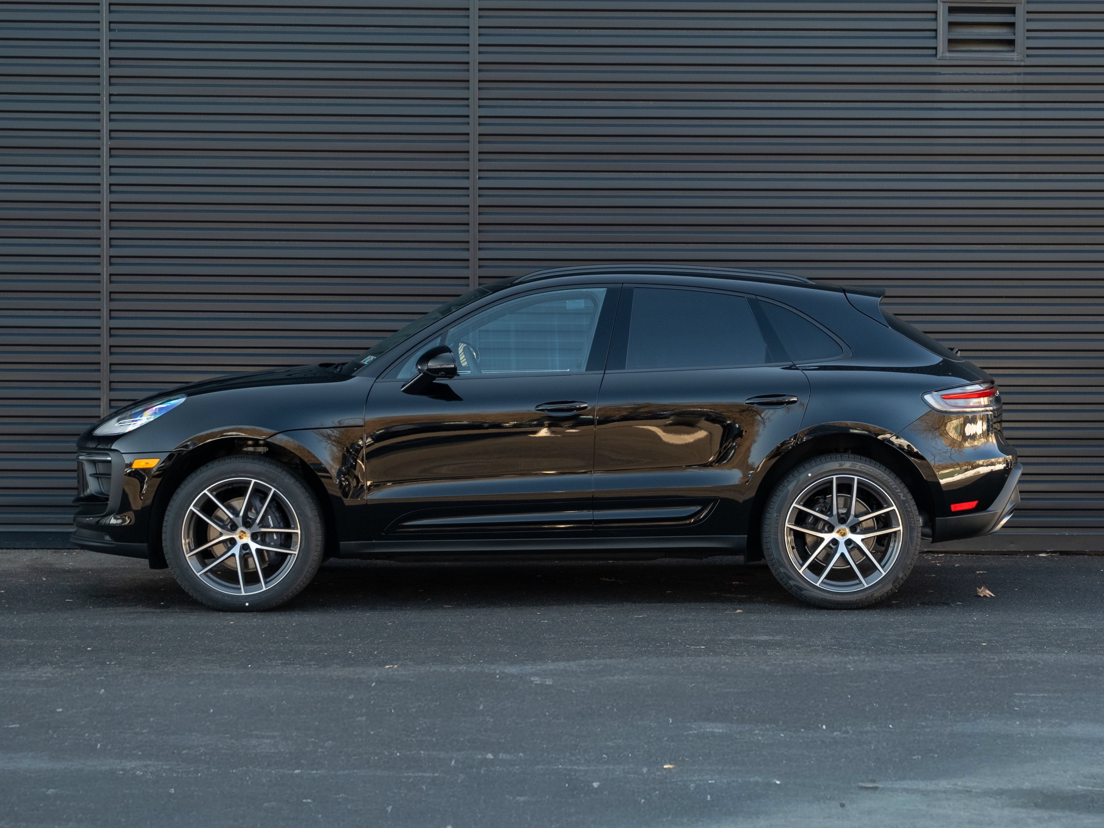 Certified 2026 Porsche Macan AWD/4WD image 2