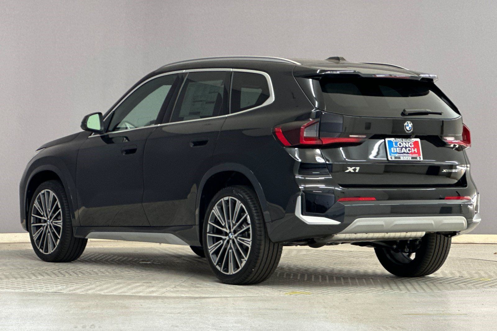 Used 2025 BMW X1 xDrive28i w/ Convenience Package AWD/4WD image 3