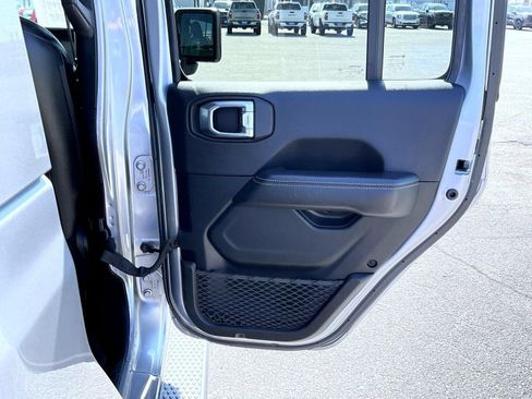 Used 2021 Jeep Gladiator Overland AWD/4WD image 17