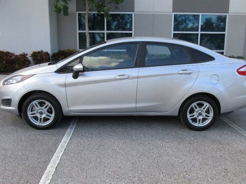Used 2019 Ford Fiesta SE FWD image 2
