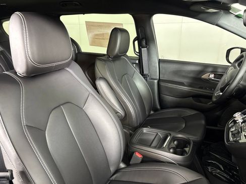 New 2027 Chrysler Pacifica Select FWD image 17