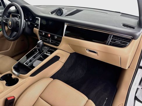 Certified 2025 Porsche Macan AWD/4WD image 31