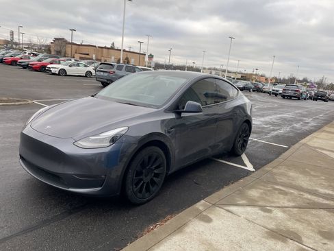 Used 2023 Tesla Model Y Long Range image 35