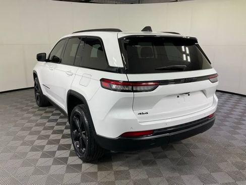 Used 2023 Jeep Grand Cherokee Altitude AWD/4WD image 4