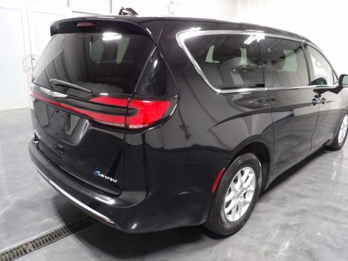 Used 2024 Chrysler Pacifica Limited FWD image 8