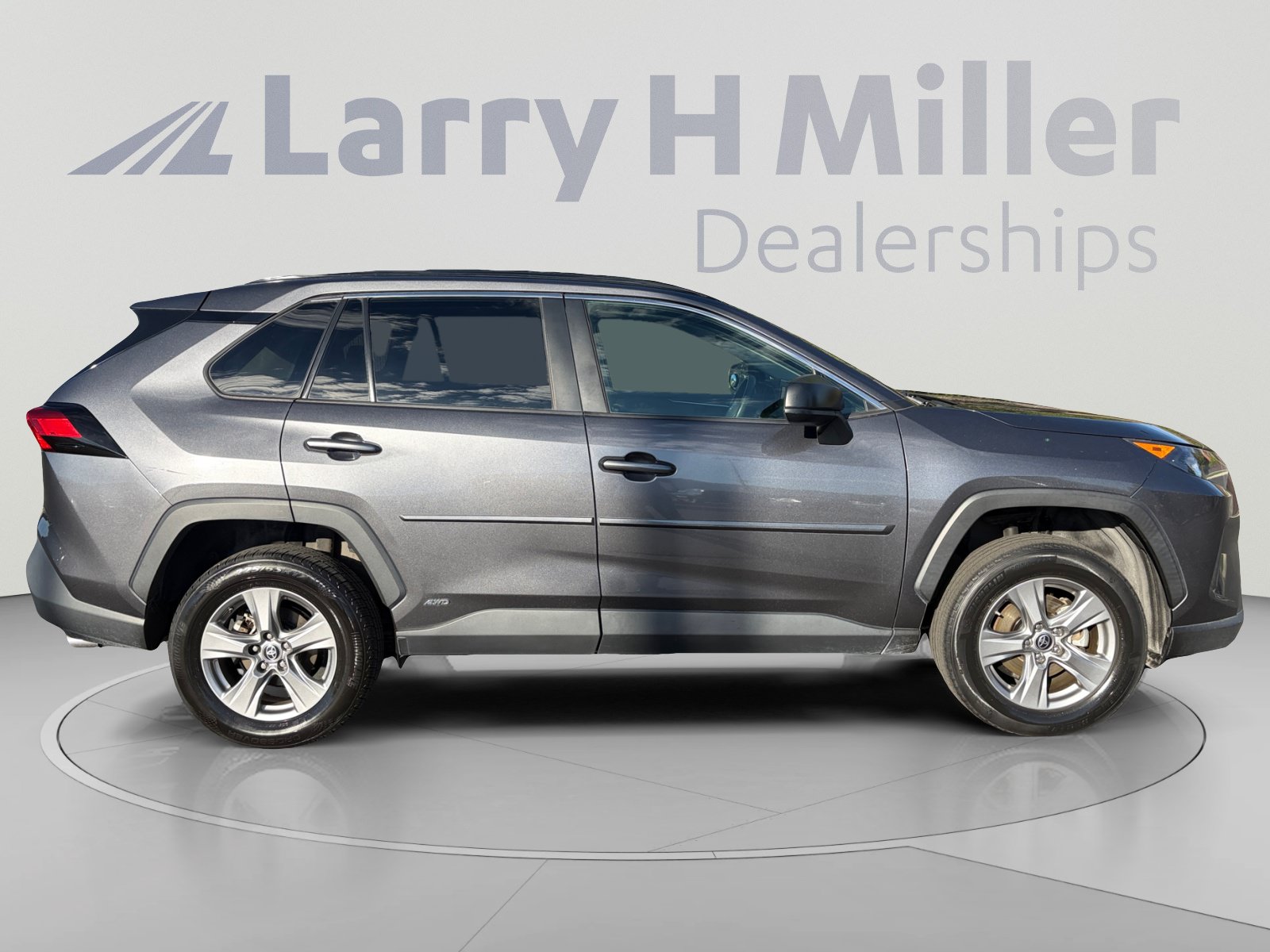 Used 2022 Toyota RAV4 LE AWD/4WD image 6