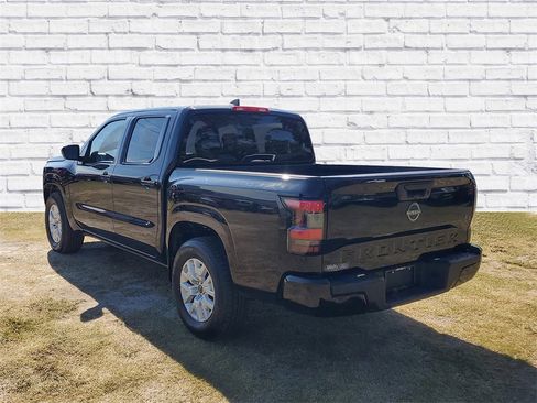Used 2023 Nissan Frontier SV image 3