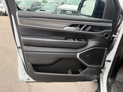 Used 2024 Jeep Wagoneer L Series II w/ Flexible Seating Group AWD/4WD image 6