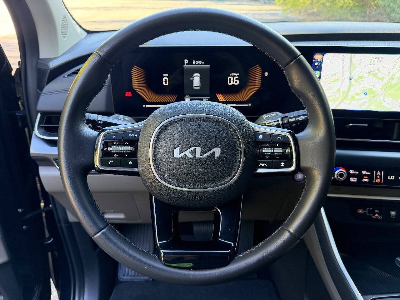 Used 2025 Kia Carnival FWD image 9