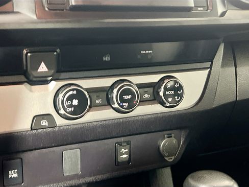 Used 2018 Toyota Tacoma SR image 27