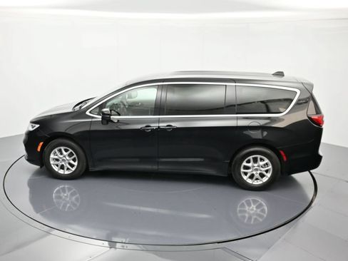 Certified 2023 Chrysler Pacifica Touring-L FWD image 37