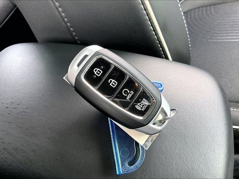 Used 2025 Hyundai Venue Limited FWD image 11