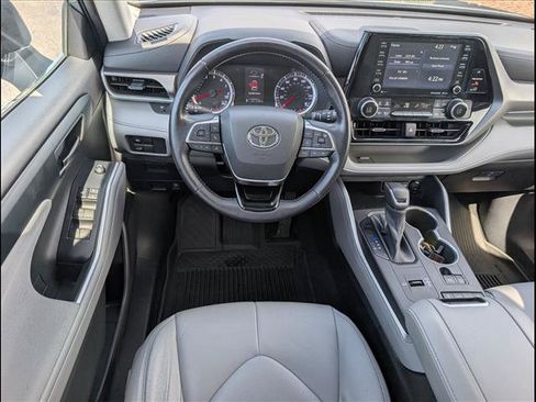 Used 2021 Toyota Highlander LE FWD image 8