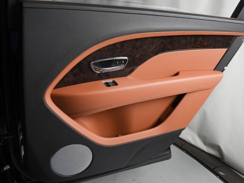 Certified 2023 Bentley Bentayga Extended Wheelbase image 29