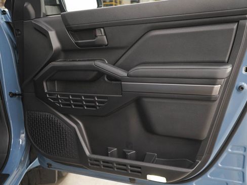Used 2025 Toyota 4Runner SR5 AWD/4WD image 9