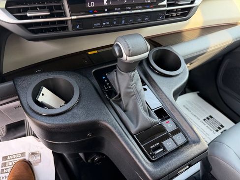 Used 2023 Toyota Sienna XLE w/ XLE Plus Package FWD image 16