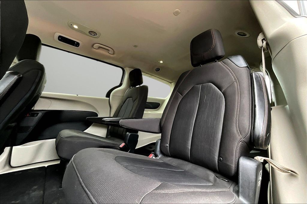 Used 2020 Chrysler Pacifica Touring w/ Advanced Safetytec Group FWD image 21