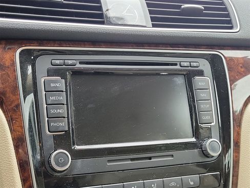 Used 2012 Volkswagen Passat 3.6 SEL Premium image 18