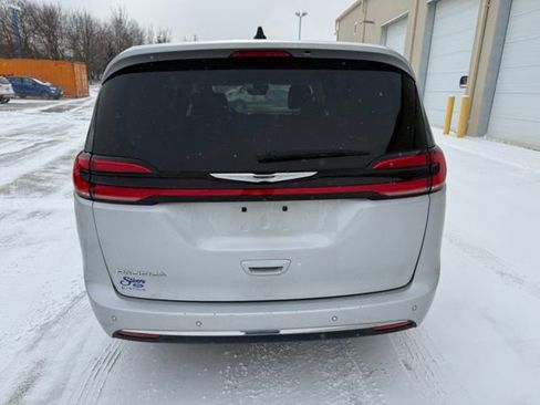Used 2024 Chrysler Pacifica Touring-L image 5