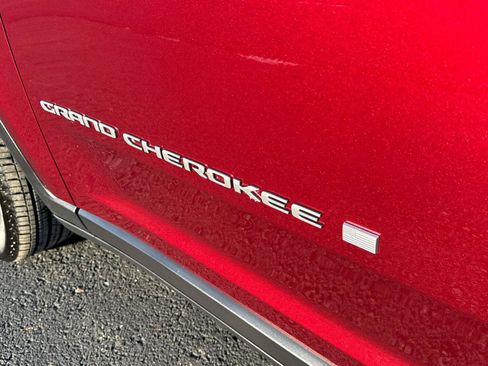 Used 2024 Jeep Grand Cherokee Limited image 30