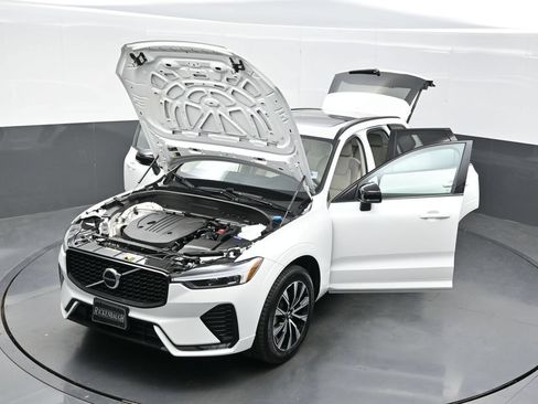 Used 2024 Volvo XC60 B5 Core w/ Protection Package Premier AWD/4WD image 37