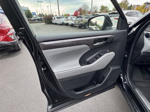 Used 2022 Toyota Highlander Platinum image 19