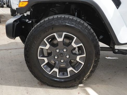 Used 2025 Jeep Wrangler Unlimited Sahara AWD/4WD image 9