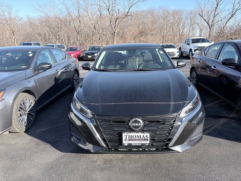 Used 2024 Nissan Altima 2.5 SV image 2