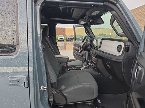 Used 2024 Jeep Wrangler Unlimited Sahara w/ Technology Group AWD/4WD image 13