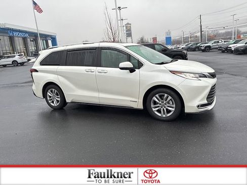 Used 2021 Toyota Sienna Limited image 4
