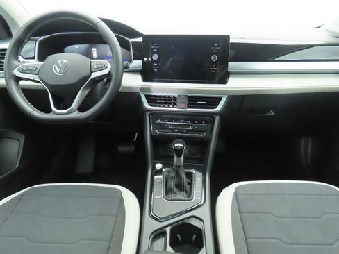 Certified 2025 Volkswagen Taos SE w/ Panoramic Sunroof Package image 13