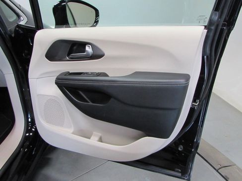 Used 2024 Chrysler Pacifica Touring-L FWD image 16