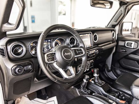 Used 2018 Jeep Wrangler Unlimited Sahara AWD/4WD image 17