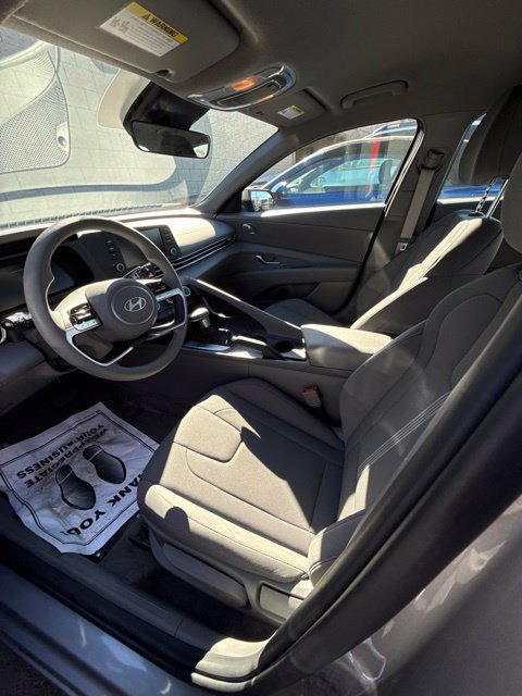 Used 2025 Hyundai Elantra SE FWD image 3