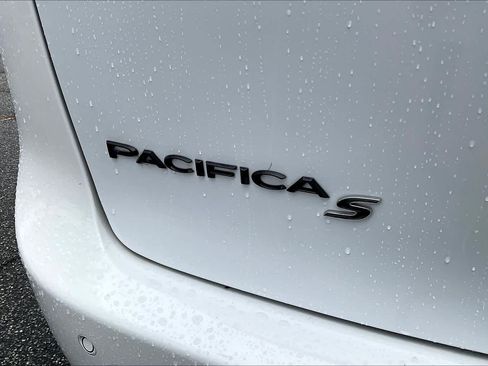 Used 2024 Chrysler Pacifica Premium FWD image 31