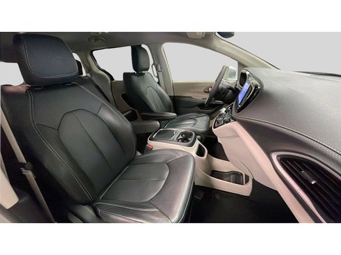 Used 2022 Chrysler Pacifica Touring-L FWD image 18