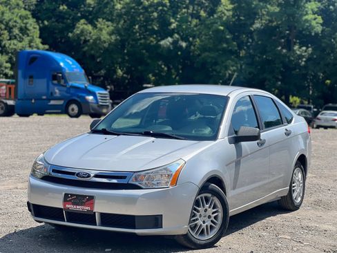 Used 2010 Ford Focus SE FWD image 2