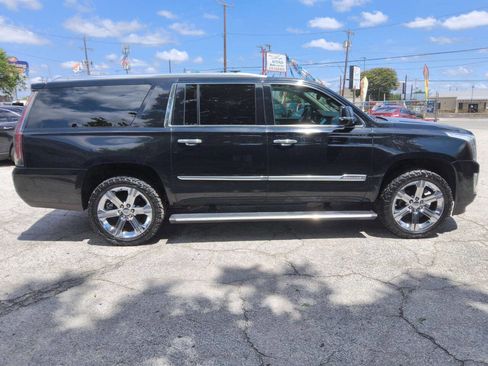 Used 2017 Cadillac Escalade ESV Premium Luxury RWD image 2