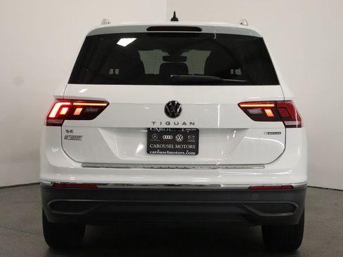 Used 2024 Volkswagen Tiguan SE w/ Panoramic Sunroof Package image 11