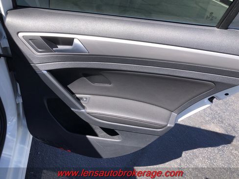 Used 2017 Volkswagen Golf SE image 20