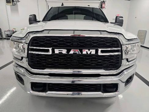 Used 2024 RAM 2500 Tradesman w/ Chrome Appearance Group AWD/4WD image 4
