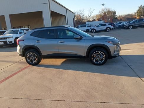 Used 2025 Chevrolet Trax LT w/ LT Convenience Package image 7