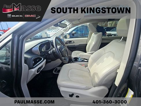 Used 2021 Chrysler Pacifica Touring-L w/ Uconnect Theater Family Group image 5