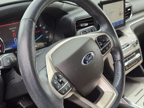 Used 2022 Ford Explorer XLT w/ Equipment Group 202A AWD/4WD image 17