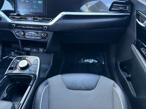 Used 2020 Kia Niro EX image 28