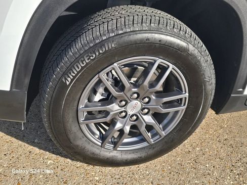 Used 2025 GMC Acadia Elevation image 9