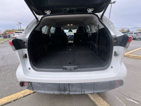 Used 2024 Toyota Highlander XLE image 25