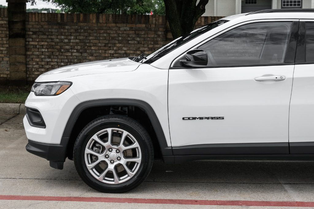 Used 2023 Jeep Compass Latitude AWD/4WD image 21